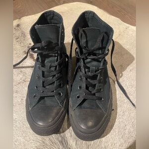 Converse high tops black classic women’s 8 men’s 6 great condition durable!